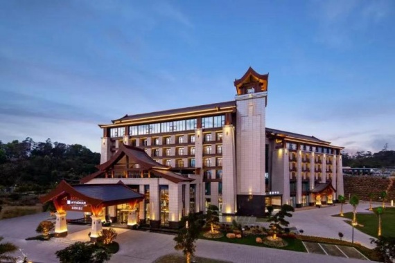 康輝旅游網(wǎng)<廣東阿勒泰>廣州往返茂名山水雙合、虎跳峽純玩3天入住溫德姆酒店·嘆海鮮自助晚餐