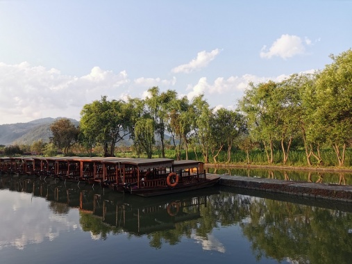 康辉旅游网<繁花湘约>深圳出发韶关+莽山五指峰+高椅岭樱花园+白廊大东江桃花岛+东江湖+银都文化展览馆动车往返3天2晚跟团游，赏烂漫樱花、璀璨桃花 寻云踏雾五指峰、挑战1600米悬空栈道，叹白金五星莽山森林温泉酒店·畅游森林海