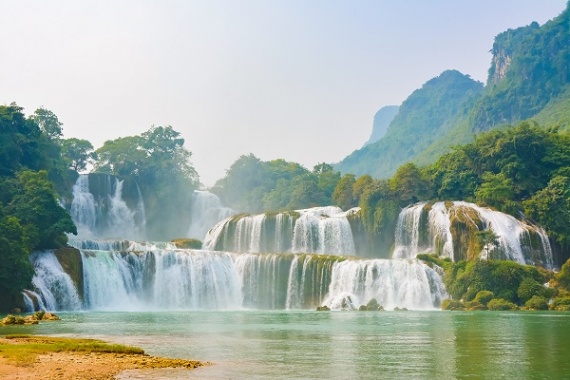 康辉旅游网<特惠纯玩>深圳出发南宁+崇左+德天瀑布+竹筏漫游明仕田园+鹅泉+河池+浩坤湖+百色+蓝洞三门海高铁4天3晚跟团游，打卡烟火三街两巷+网红相思小镇+篝火晚会