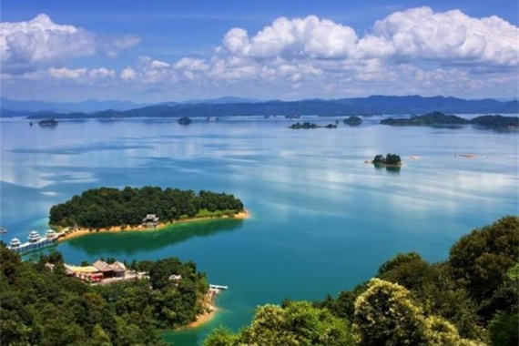 康辉旅游网广州往返河源·船游万绿湖、太平古街、客家文化公园 亚洲第一高 音乐喷泉、纯玩二天