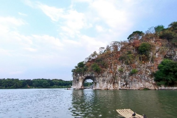 康辉旅游网广州往返桂林象鼻山、冠岩、遇龙河竹筏、《桂林千古情》演出动车四天.至尊桂林