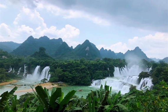 康辉旅游网ZM<7-8月德巴仙境>4天，广西德天跨国瀑布、鹅泉、长寿村、明仕田园